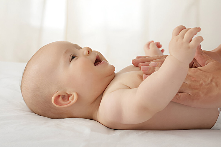 ماساژ شکم نوزاد